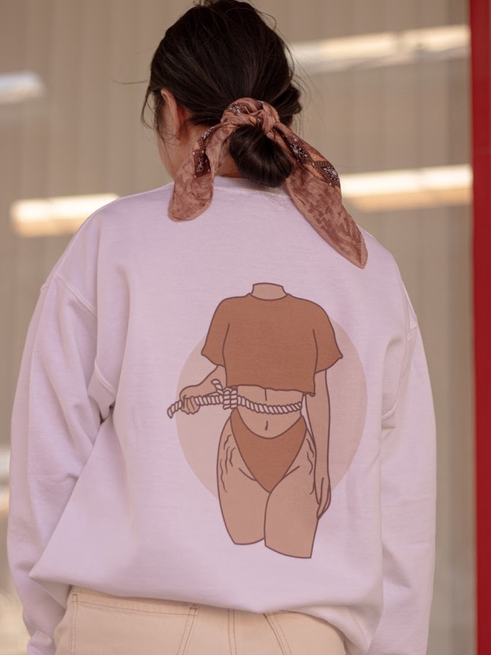 White Graphic Crewneck Sweatshirt - 1940 clothing - Picture 2 of 4